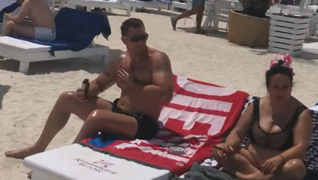 În afara iubițelului bodyguard, celebra avocată “Lizeta-descurcă-tot” a apărut la plajă cu un trabuc Toscanello, un Hublot și costum de baie-plasă