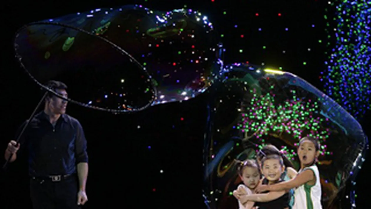 Un chinez a bagat 150 de oameni intr-un balon de sapun