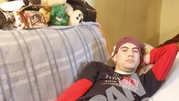 Terifianta poveste a unui bucurestean de 21 de ani mutilat de droguri! Cantareste doar 28 de kilograme, iar mama sa face eforturi disperate pentru a-l salva de la moarte: Ii vand parchetul din camera pentru a-i putea cumpara de mancare