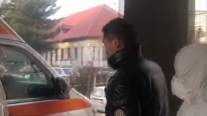 Incredibil! Primul pacient român suspect de coronavirus, plimbat prin spital doar cu o mască sanitară