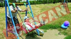 Leaganele din marile parcuri bucurestene stau sa cada