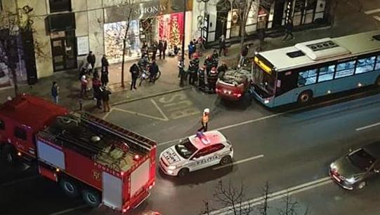 Accident în Capitală! Un autobuz STB și două mașini, implicate. Unul dintre vehicule, răsturnat