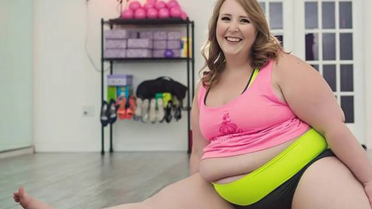 VIDEO Socant! Ce poate sa faca aceasta femeie grasa la bara! Uite cum isi misca formele