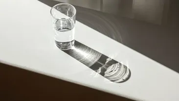 Ce se întâmplă dacă pui un pahar cu apă și sare în sufragerie? Trucul care te poate uimi