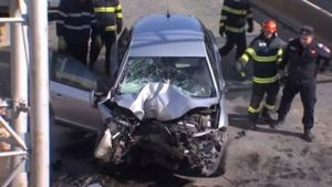 Se întâmplă în România! Un șofer ar fi intrat intenționat cu mașina într-un cap de pod, ca să își ucidă fosta soție