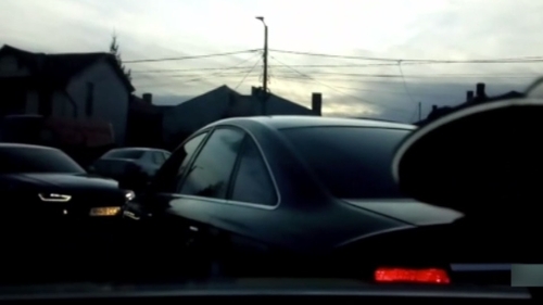 Un tânăr fără permis a fost reținut după ce a lovit o mașină a Poliției din Drobeta Turnu Severin - VIDEO