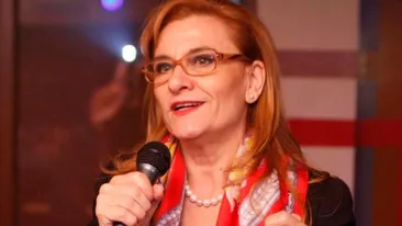 Nu degeaba are firma de textile! Maria Grapini, aparitie plina de eleganta la Festivalul Modei! Vezi cum s-a imbracat