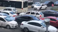 Cum și-a făcut loc un șofer din București care fusese blocat. A decis să-i împingă mașina și a fost filmat VIDEO