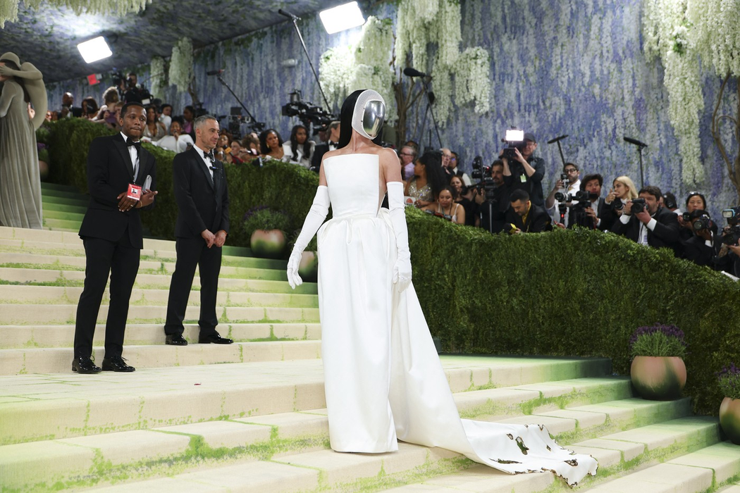 Katy Perry a apărut la Met Gala 2026 cu o mască pe față. Sursa foto: Profimedia