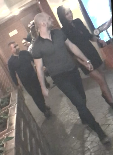 Când au terminat de fumat, Cruduţa s-a întors în berărie mână în mână cu Bobi din Constanţa