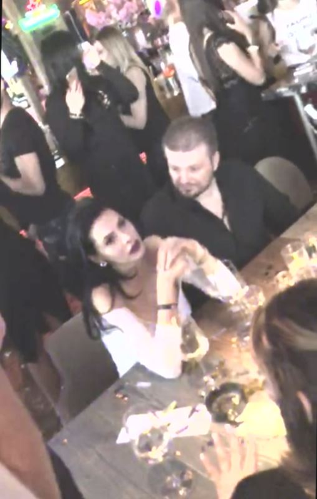 Claudiu o întreabă ceva pe Diana și așteaptă răspunsul