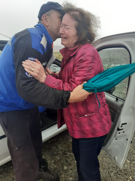 Soția turistului rătăcit nu și-a mai putut stăpâni emoțiile
