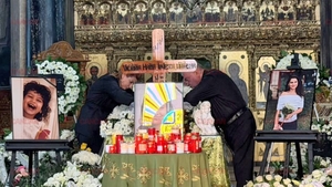 Părinții Victoriei, îngenuncheați de durere lângă sicriu. Mihaela și Cazimir Ionescu au rămas unul lângă celălalt la căpătâiul fiicei lor