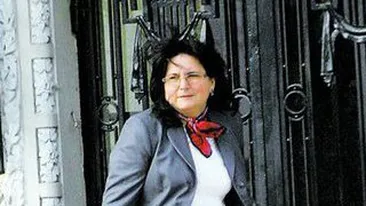 Angajata la o companie care ofera servicii in acelasi domeniu, Maria Parcalabu isi face drum in institutia mamei ei, dupa program! Fiica sefei de la Pensii, vizite lungi si suspecte in sediul CNPAS