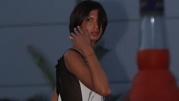 Sezonul sanilor fara sutien! Madalina Pamfile exemplifica stilul imbracata-dezbracat!