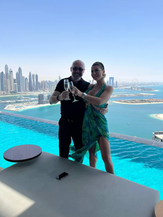 Cosmin Bălcăcean și Petronela Papuc, lângă "piscina din cer", în vacanță la Dubai