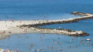 Turiştii folosesc Marea Neagră pe post de WC public. Vezi care plajă a înregistrat cele mai multe bacterii