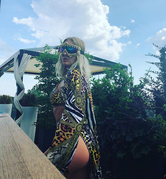Delia a profitat de vremea bună și s-a relaxat la piscină! Vedeta a stârnit fanteziile bărbaților cu formele sale sexy, în costum de baie