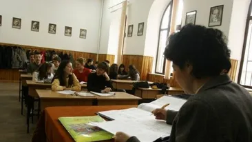 Panică într-un liceu din Arad! Catedra din clasă a explodat pur şi simplu! Elevii vinovaţi riscă sancţiuni