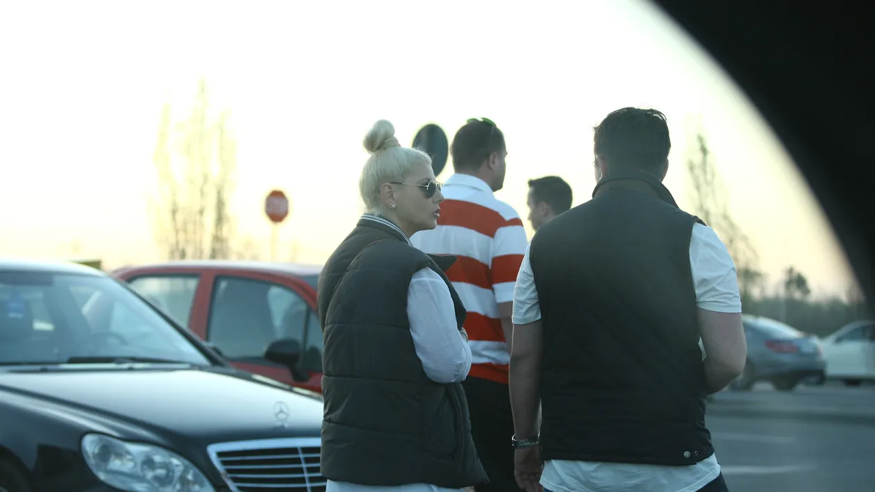 Adina de la Heaven, deghizata la concertul Loredanei! Si-a strans parul in coc si a purtat vesta si ochelari de soare!