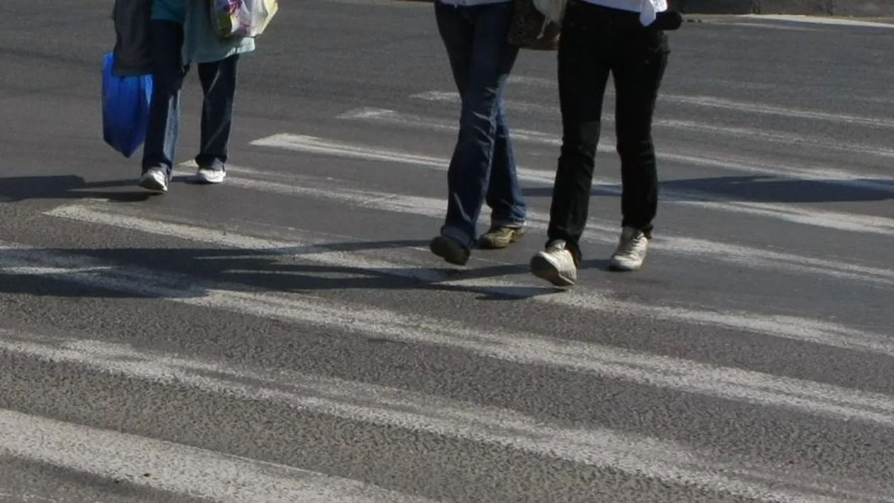 O mamă din Buzău și gemenele ei au fost lovite de o mașină, pe o trecere de pietoni
