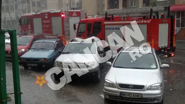 Patru autoturisme distruse de furia naturii! Acoperisul unui bloc a cazut peste 4 masini