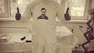 Gestul unui medic din Timișoara! Și-a lipit fotografia pe combinezonul de protecție, pentru ca pacienții să îi poată vedea chipul