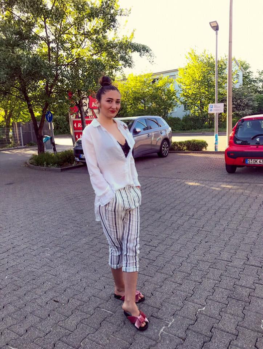 Ce soră frumoasă are Carmen de la Sălciua: “Flori diferite din aceeaşi grădină”. Seamănă Daniela Racolta cu artista?