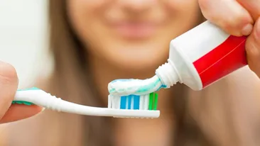 De ce are tubul de pasta de dinti o banda colorata! Care este explicatia