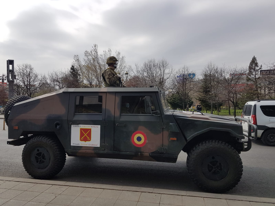 UPDATE imagini LIVE cu armata română pe străzile din Bucureşti! Sute de şoferi, verificaţi la una dintre intrările în oraş