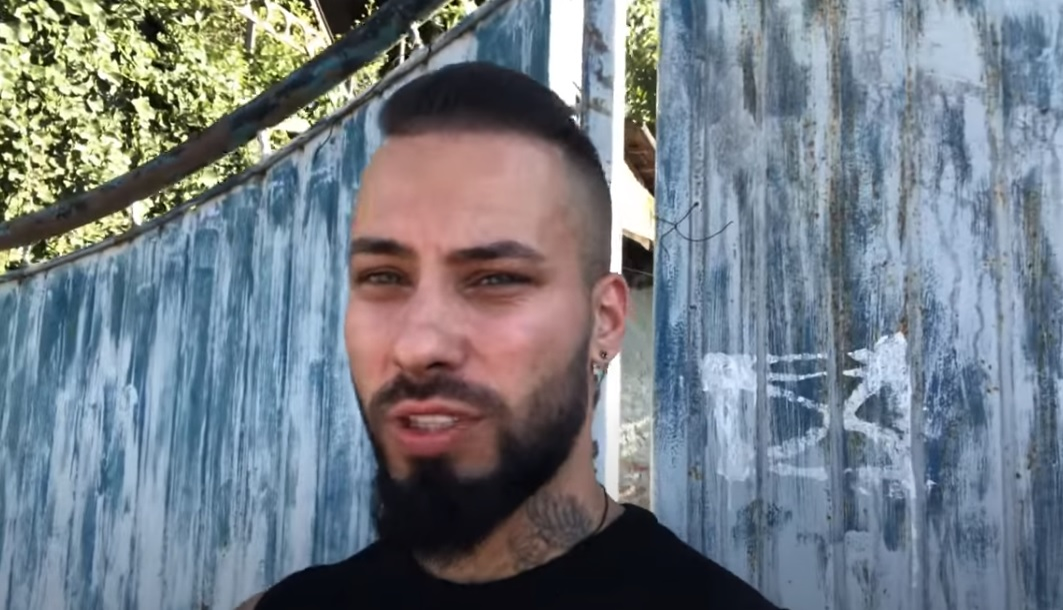 Ex-concurentul de la "Puterea Dragostei" și-a făcut curaj să filmeze în casa monstrului din Caracal