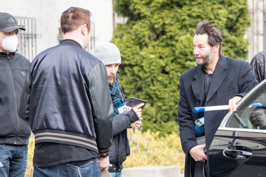 Keanu Reeves surprins în timp ce iese din hotelul său și dă autografe fanilor ( foto Profimedia )