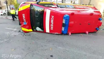O ambulanţă SMURD aflată în misiune s-a răsturnat pe o stradă din Piteşti - VIDEO