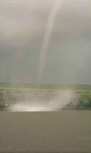 Tornada de pe lacul Martinești/ Sursa foto: Facebook