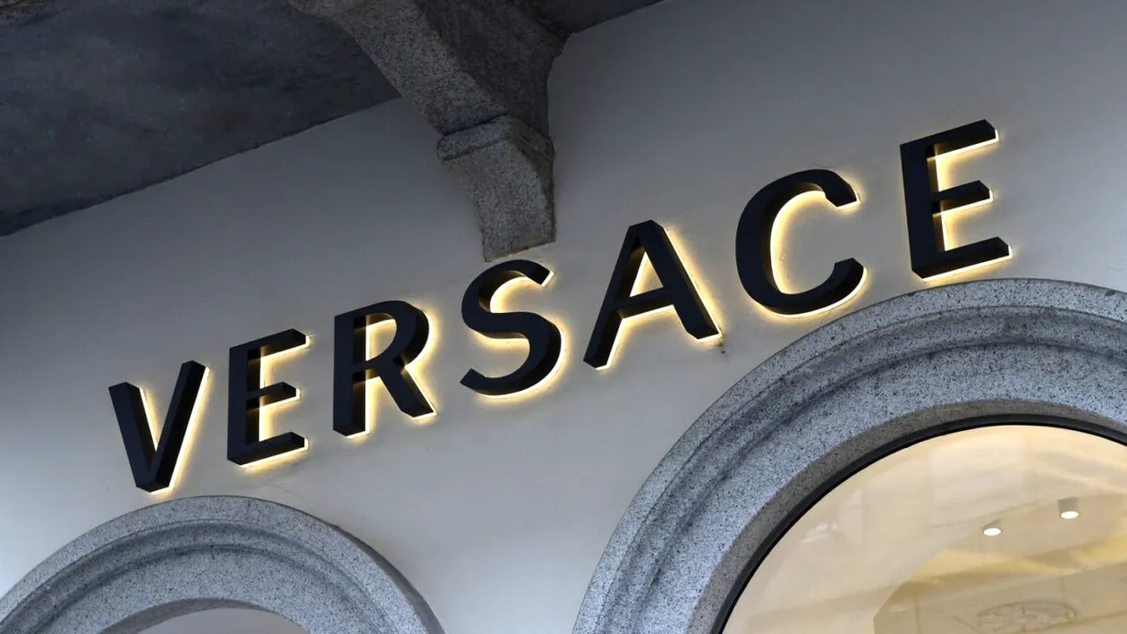 Ce se întâmplă la Versace? Donatella își schimbă rolul, Prada Group preia controlul, iar noul designer vrea deja să plece