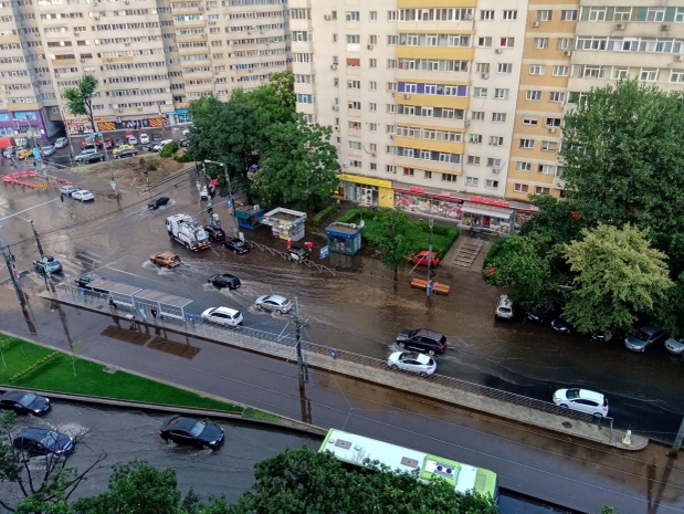 25 de copaci au fost doborâți de vijelia din Capitală pe carosabil și pe șase mașini