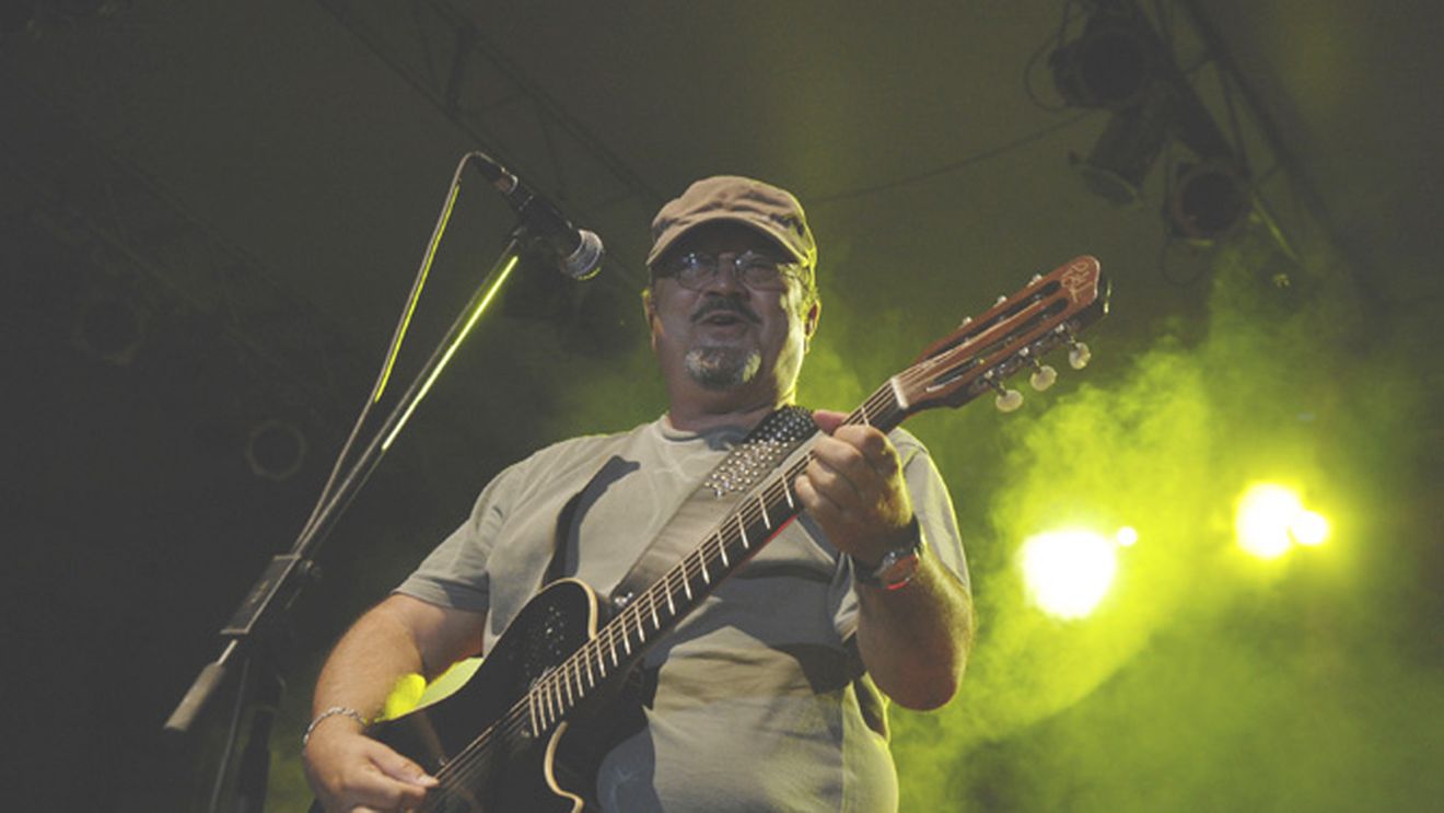 Lui Mircea Baniciu i s-a promis o chitara daca intra la liceu