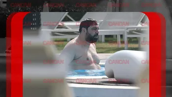  Toplessul anului! ”Regele” Salam, fotografiat la piscină cu vedere la… ”ghiozdan”