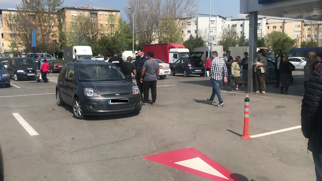 Bătaie cu lopeți în parcarea unui supermarket din Balș