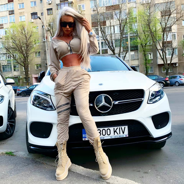 Râzi cu lacrimi! Cum s-a îmbrăcat Loredana Chivu în prima zi de Paște. E jumătate îmbrăcată, jumătate dezbrăcată!