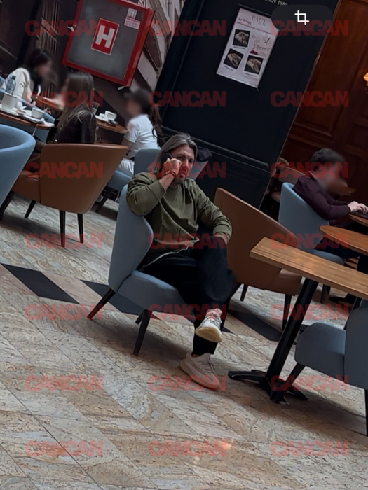 Prezentatorul Survivor, Adi Vasile, tolănit pe un fotoliu la mall