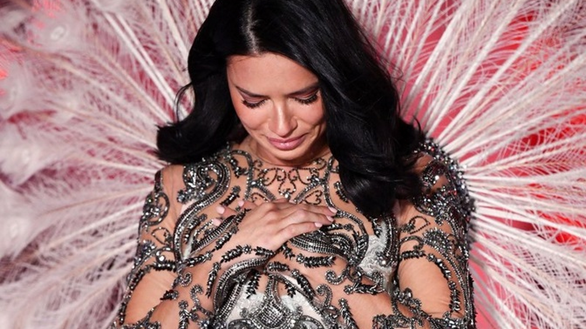 Adriana Lima s-a retras de la Victoria’s Secret după 20 de ani de defilări. Vedeta a plâns pe podium și a transmis un mesaj emoționant