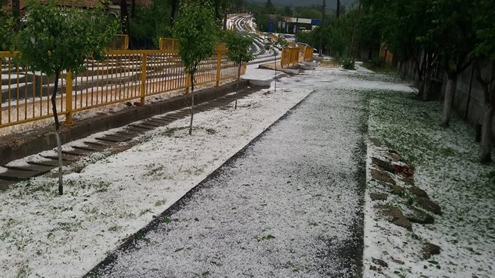 Ploaie cu grindină de mari dimensiuni în Dolj! Totul a fost acoperit în alb