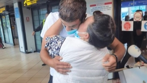Mama lui Culiță Sterp, în lacrimi în aeroport. Când l-a văzut pe artist, nu l-a recunoscut: „Zici că ai fost sechestrat”