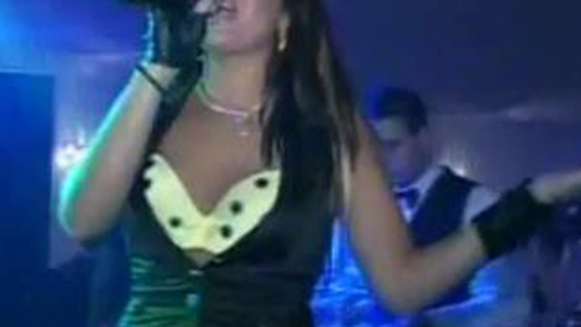 VIDEO Fiica Clejanilor, Margherita, lanseaza o noua moda: a cantat la nunta in blugi scurti!