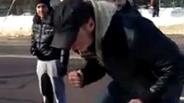 Doamne, ce animal! Smardoiul asta de cartier a dat-o parte in parte cu un caine - L-a lasat lat pe bietul animal dintr-un pumn, iar apoi i-a scuipat si injurat pe cei care l-au filmat!