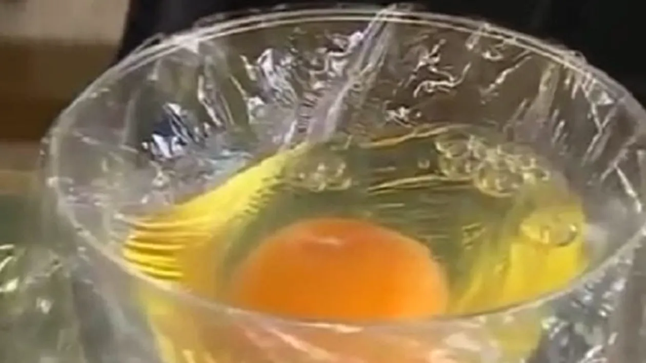 Au spart un ou într-un pahar şi au fost uimiţi de ceea ce s-a întâmplat în scurt timp! Experimentul a devenit viral