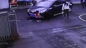 VIDEO / Scene de groază pe şosea! O fetiţă de 3 ani, călcată de maşină! Incredibil cum a scăpat