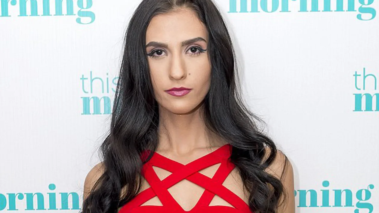 Românca de 18 ani care şi-a scos virginitatea la vânzare pentru un milion de lire sterline a stârnit din nou imaginaţia bărbaţilor. Le-a arătat tuturor posteriorul ei bine lucrat la sală