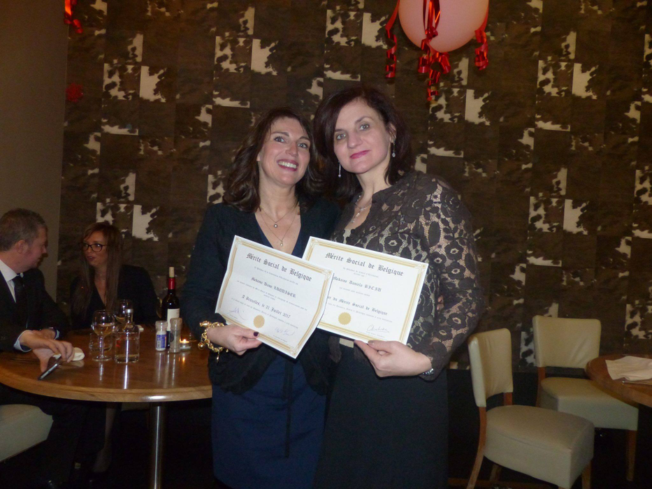Pentru implicarea sa în activitatea socială, Daniela (dreapta) a fost premiată în Belgia